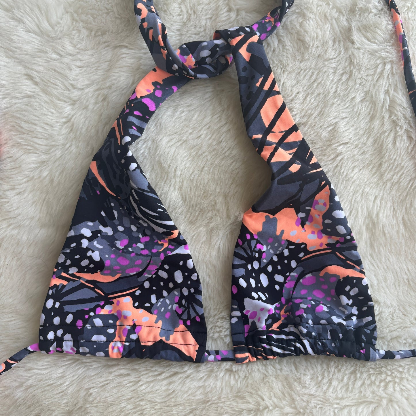 BLACK - TRIANGULAR TOP